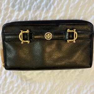 Tory Burch Jaden Horsebit Wallet Clutch with Gold tone Zip  in Black Leather